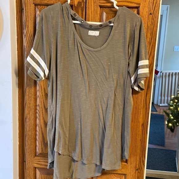 Maurice’s 24/7 Size 2 T Shirt - Picture 1 of 7